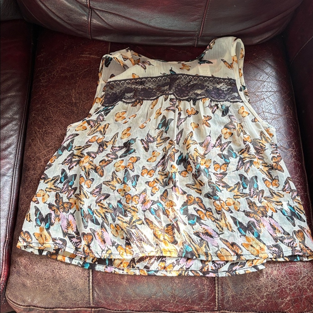 Tiny Butterfly Print Top with Lace Detail (tag says S I say XS)